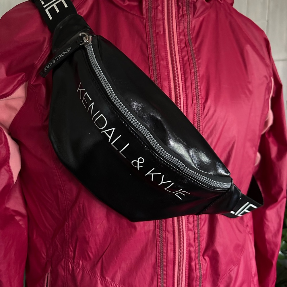 Kendall & Kylie Black Belt Bag with Sleek Design
